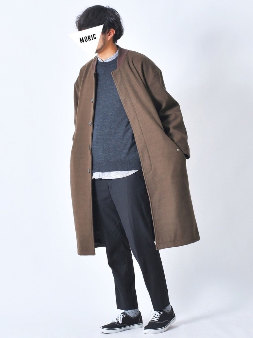 ブラウン系のノーカラージャケット、グレー系のニット/セーター、グレー系のシャツ/ブラウスを着用したメンズの冬コーディネートの1枚目の写真