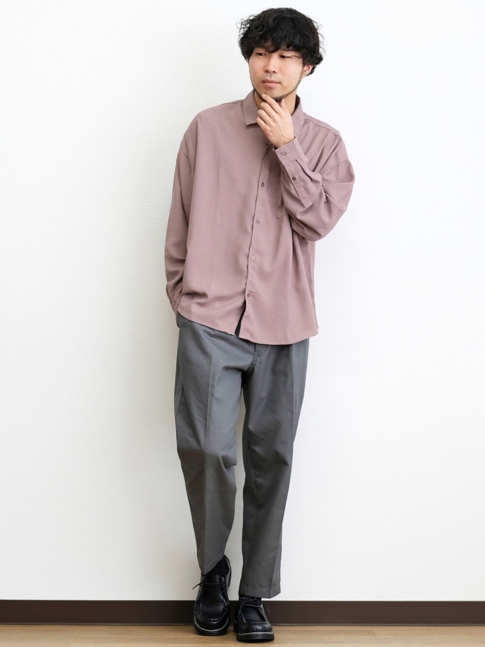 グレー系のチノパンツ、ピンク系のシャツ/ブラウスを着用したメンズの春コーディネートの1枚目の写真