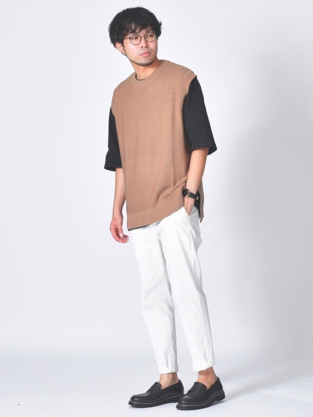 ブラック系のTシャツ/カットソー、ブラック系のメガネを着用したメンズの秋コーディネートの1枚目の写真