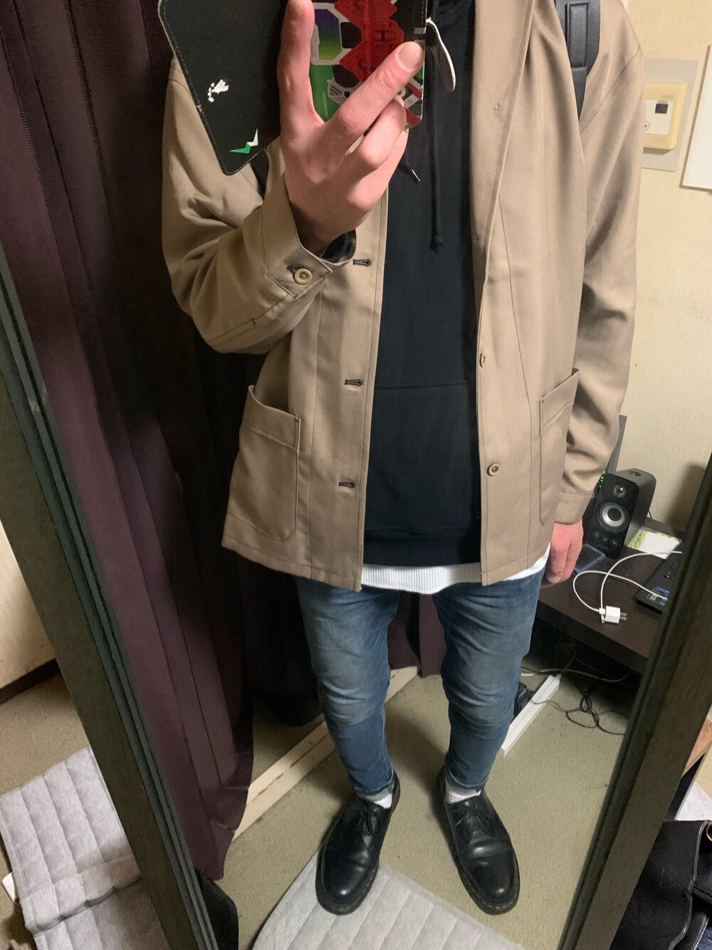 「カバーオール、くすみカラー、レイヤードスタイル、Dr.Martens、スキニーデニム、秋冬コーデ、オーバーサイズ、今日のコーデ」｜「NYLAUSのNYLAUS オーバーサイズ 無地 カバーオールブルゾン（カバーオール、ベージュ系）」を使った、ヒロさん（メンズ・181cm）の秋コーディネートの1枚目の写真