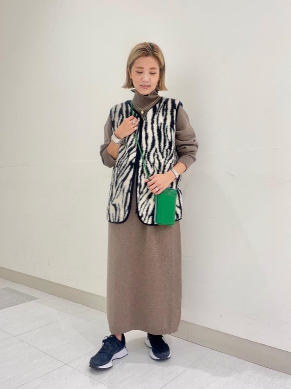 「スニーカー、ワンピース、リラックス、シューズ、RECOMMEND  ITEM STYLING、EXCLUTIVE ITEM STYLE、ニット/セーター」｜「BEAUTY&YOUTH UNITED ARROWSのBY∴ レザージップスリムウォレットショルダー（ポーチ、グリーン系）」を使った、Shizuka   Nakajimaさん（レディース・154cm）の秋コーディネートの1枚目の写真