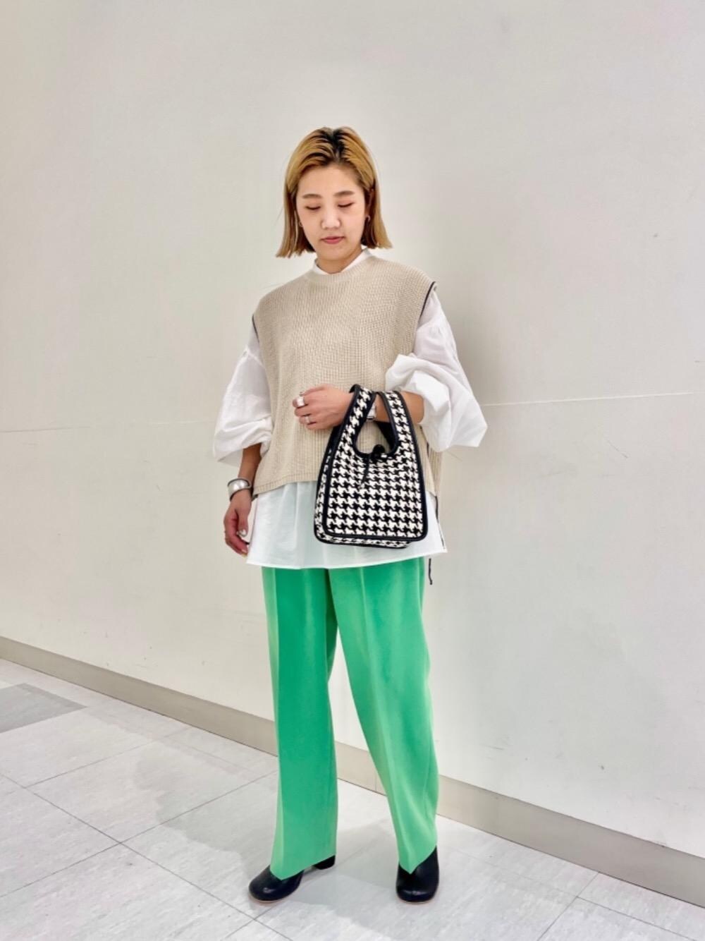 「シューズ、フェミニン、シャツ/ブラウス、RECOMMEND  ITEM STYLING、SPRING KNIT STYLE、👟バッグ、SPRING SHIRTS STYLE、ニット/セーター、ぱんつ」｜「BEAUTY&YOUTH UNITED ARROWSのBY ダブルクロスタックワイド ストレートパンツ -ウォッシャブル- ∴（その他パンツ、グリーン系）」を使った、Shizuka   Nakajimaさん（レディース・154cm）の冬コーディネートの1枚目の写真