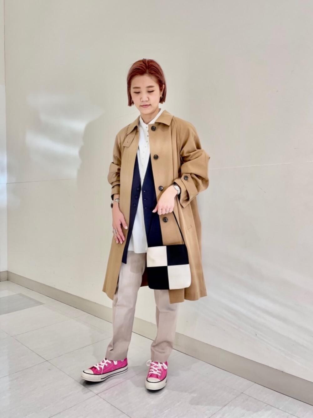 「スニーカー、トレンド、シューズ、シャツ/ブラウス、RECOMMEND  ITEM STYLING、SPRING COAT STYLING、👟バッグ、ぱんつ、あうたー」｜「BEAUTY&YOUTH UNITED ARROWSのBY サテンドローストパンツ -ウォッシャブル- 22SS ∴（その他パンツ、ベージュ系）」を使った、Shizuka   Nakajimaさん（レディース・154cm）の冬コーディネートの1枚目の写真