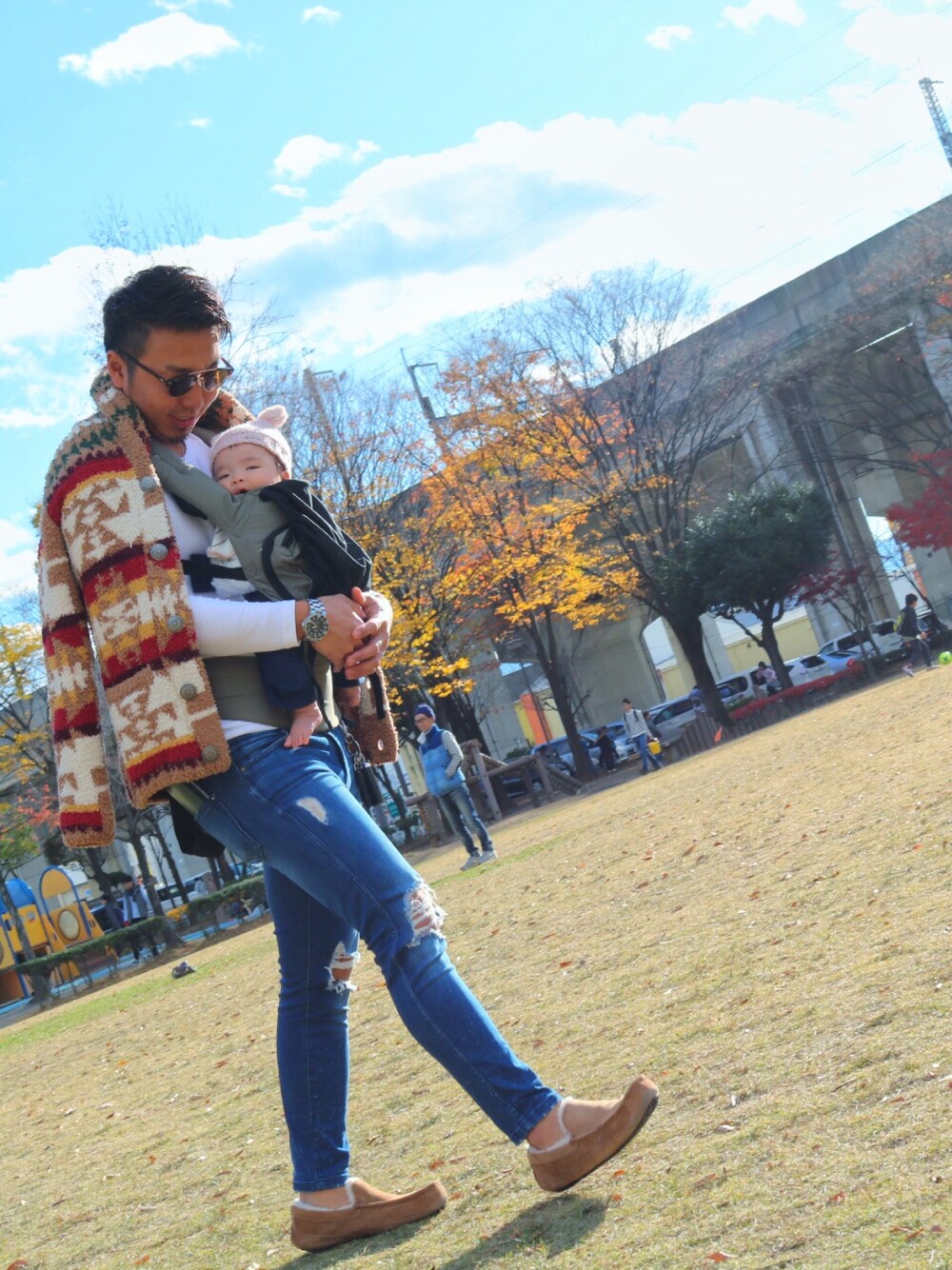 「冬、おしゃれさんと繋がりたい、デニムパンツ、UGG、ZARA、パパコーデ、ゆるコーデ、スキニー、シンプル、ootd」｜「no brandのアイテム（その他アウター、ブラウン系）」を使った、takumaさん（メンズ・174cm）の冬コーディネートの1枚目の写真