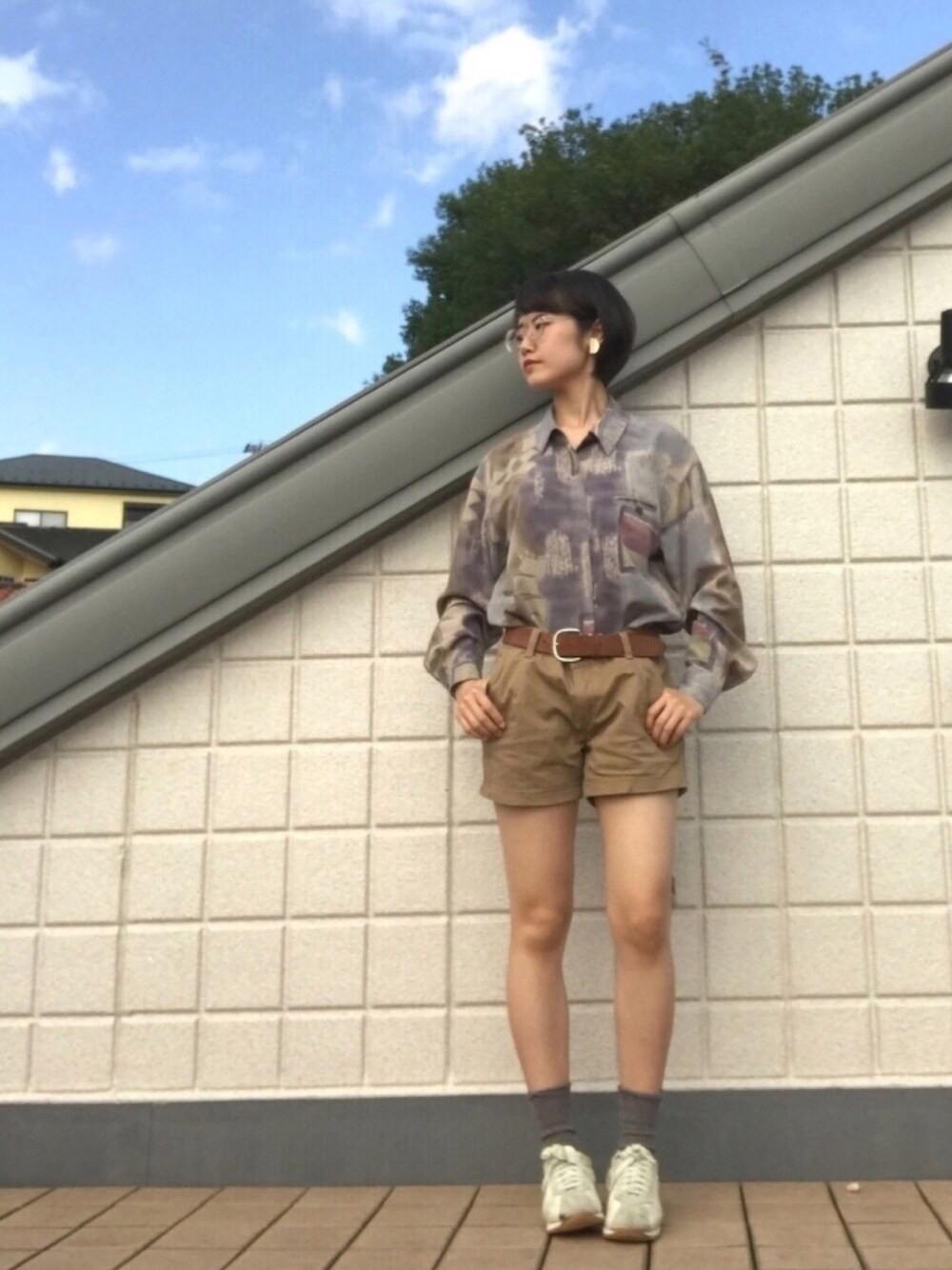 「古着MIX、くすみカラー、カジュアルコーデ、ボーイッシュ、眼鏡女子、ショートパンツ、スニーカー×靴下、ショートヘアー」｜「Zoffのラウンドメタル ユニセックス メガネ 丸眼鏡（メガネ、ゴールド系）」を使った、RiOさん（レディース・157cm）の春コーディネートの1枚目の写真