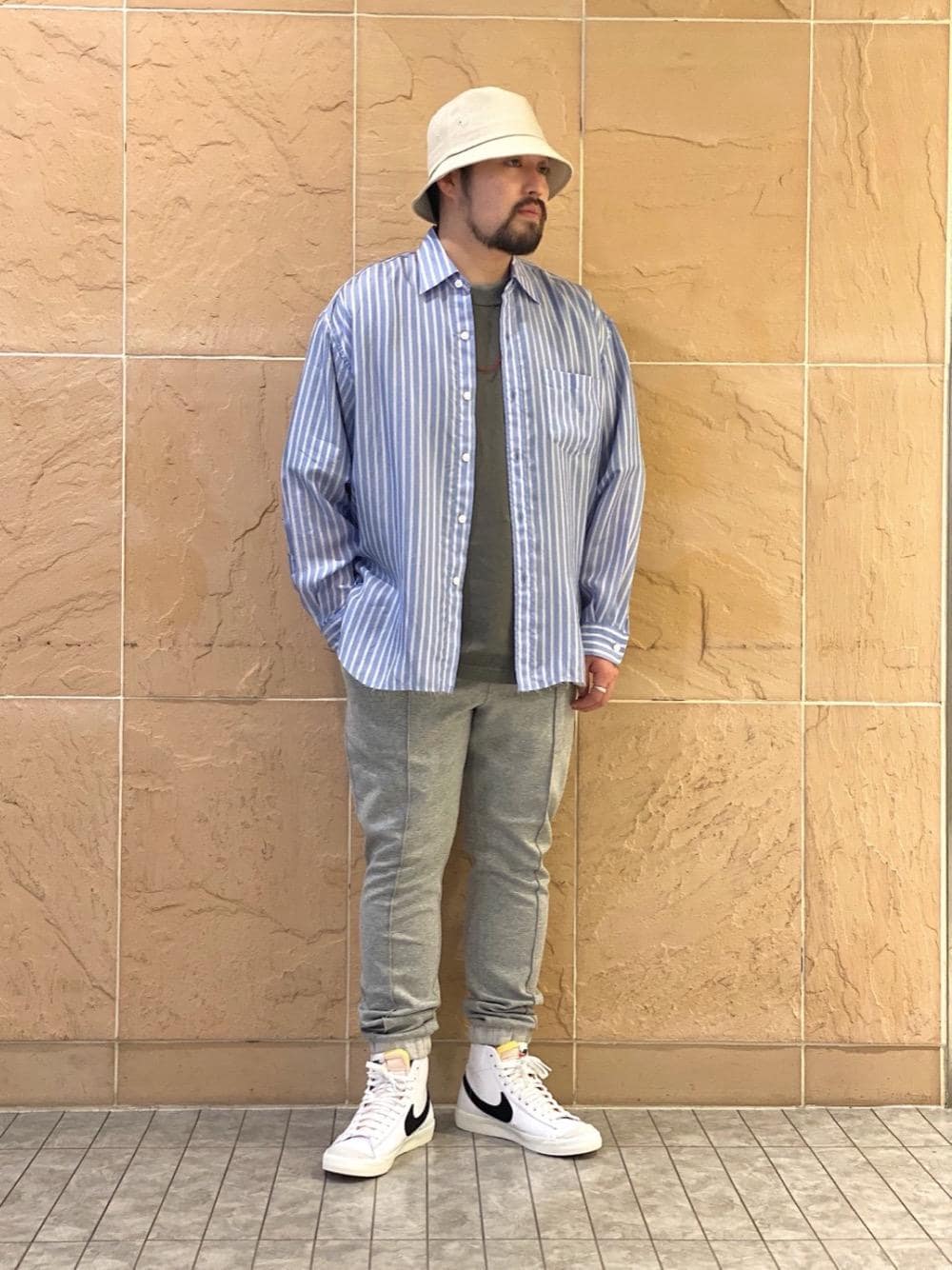 「MONKEY TIMEの＜monkey time＞ BUCKET HAT/バケットハット（ハット、ベージュ系）」を使った、arisawa shunyaさん（メンズ・173cm）の春コーディネートの1枚目の写真
