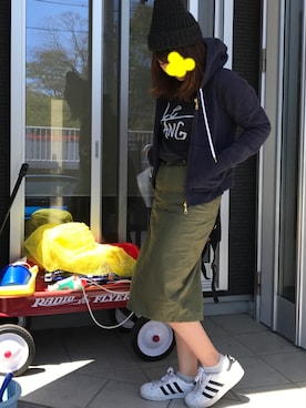 「HYKE」｜「アイテム（ニットキャップ/ビーニー）」を使った、チエさん（レディース・161cm）の春コーディネート