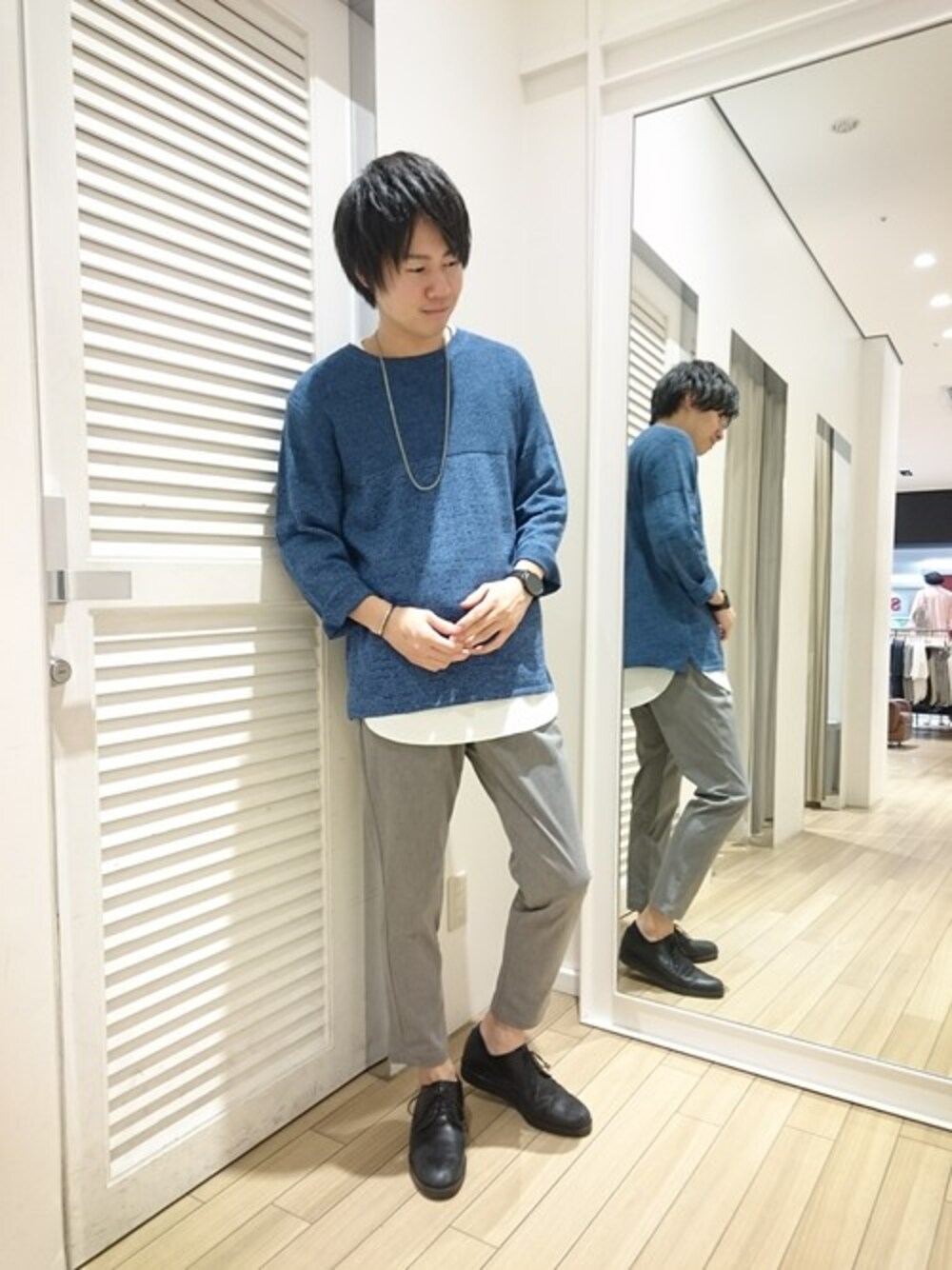 ホワイト系のTシャツ/カットソー、ブルー系のニット/セーター、グレー系のその他パンツを着用したメンズの春コーディネートの1枚目の写真