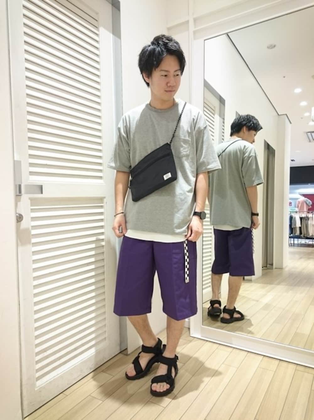 グレー系のTシャツ/カットソー、ホワイト系のタンクトップ、パープル系のその他パンツを着用したメンズの春コーディネートの1枚目の写真