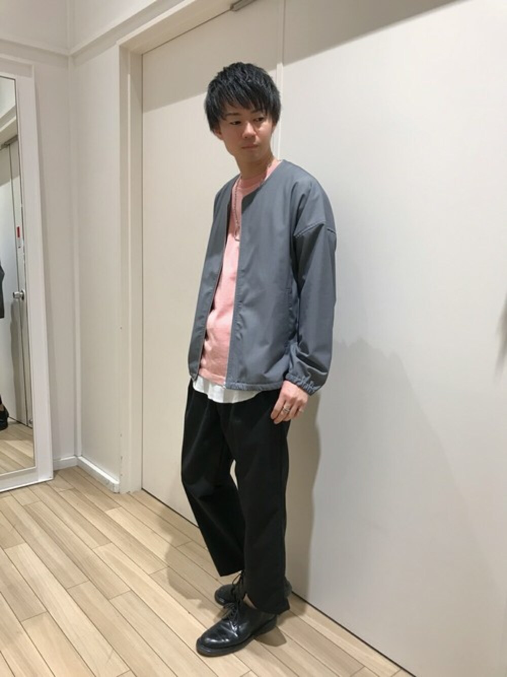 グレー系のジャケット/アウター、ホワイト系のトップス、ブラック系のパンツを着用したメンズの春コーディネートの1枚目の写真