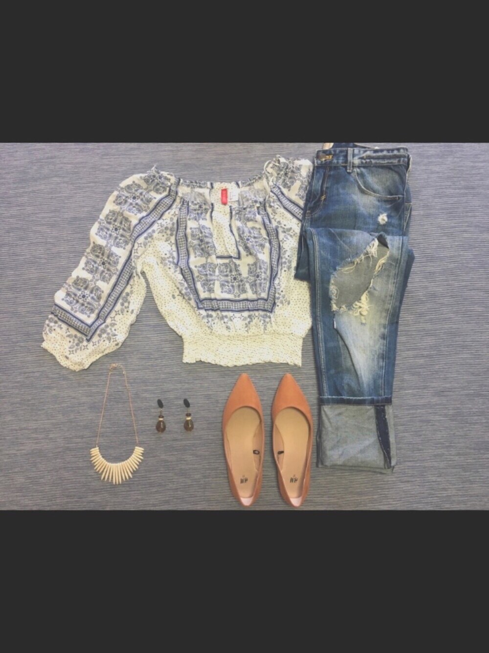 ホワイト系のトップス、ブルー系のデニムパンツ、ベージュ系のバレエシューズを着用したレディースの夏コーディネートの1枚目の写真