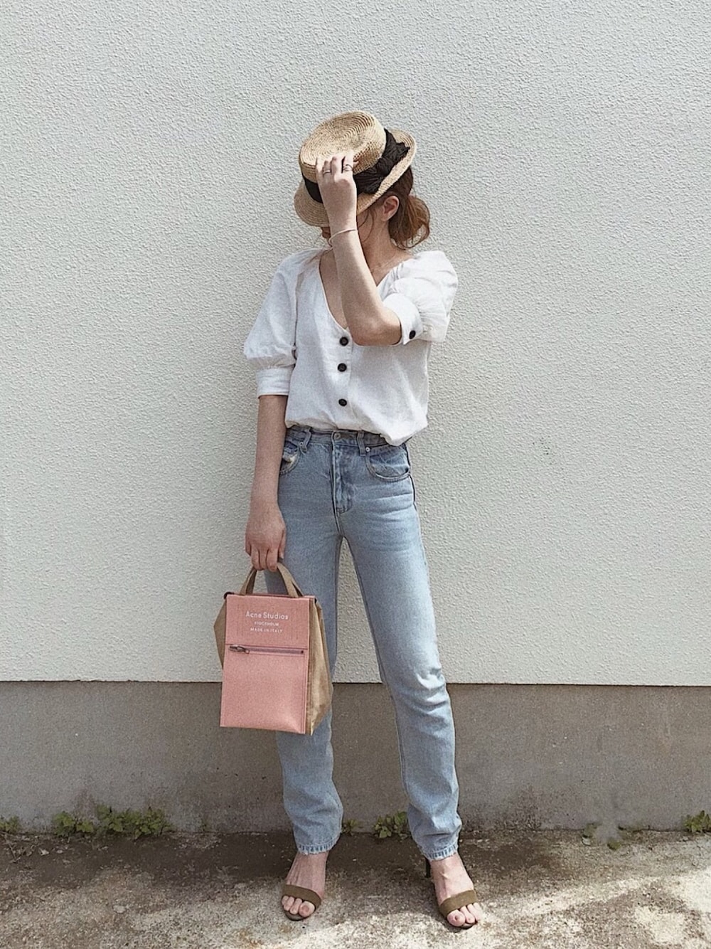 「シンプルコーデ、大人ガーリー、デニム、きれいめカジュアル、大人カジュアル、ZARA、ザラジョ、カンカン帽、ママコーデ」｜「ZARAのアイテム（シャツ/ブラウス、ホワイト系）」を使った、AYAさん（レディース・158cm）の春コーディネートの1枚目の写真