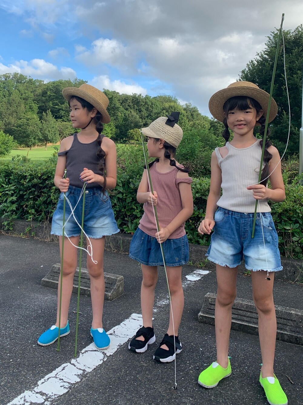 ベージュ系のタンクトップ、ブラウン系のタンクトップ、グレー系のタンクトップを着用したキッズの夏コーディネートの1枚目の写真