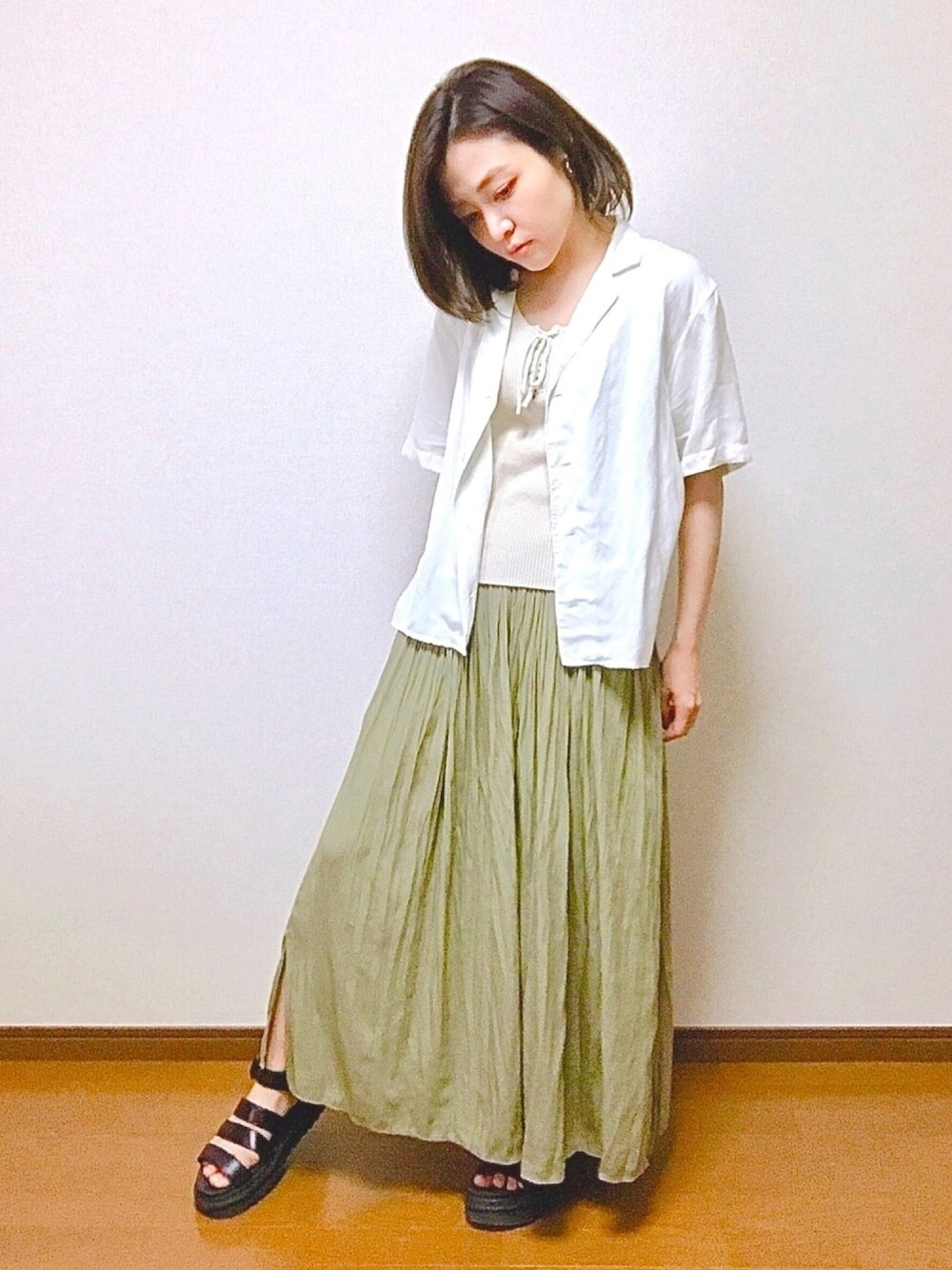 「リネンブレンドオープンカラーシャツ、ワッシャーサテンスカートパンツ、ユニクロコーデ、低身長コーデ、夏コーデ、リネンシャツ、ドクターマーチンサンダル、プチプラコーデ、ゆるコーデ、シャツ好き集まれ」｜「UNIQLOのリネンブレンドオープンカラーシャツ（半袖）（シャツ/ブラウス、ホワイト系）」を使った、エリーヌさん（レディース・155cm）の夏コーディネートの1枚目の写真