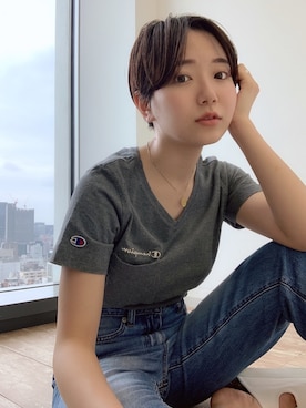「earth music&ecology（アースミュージックアンドエコロジー）のChampion×earth VネックTシャツ（Tシャツ/カットソー、グレー系）」を使った、Asukaさん（レディース・154cm）の春コーディネート