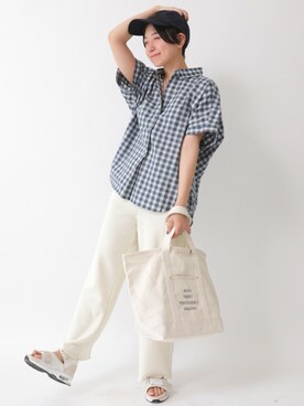 「earth music&ecology（アースミュージックアンドエコロジー）の・40キャンブリックスクエアシャツ 〇（シャツ/ブラウス、ブルー系）」を使った、Asukaさん（レディース・154cm）の夏コーディネート