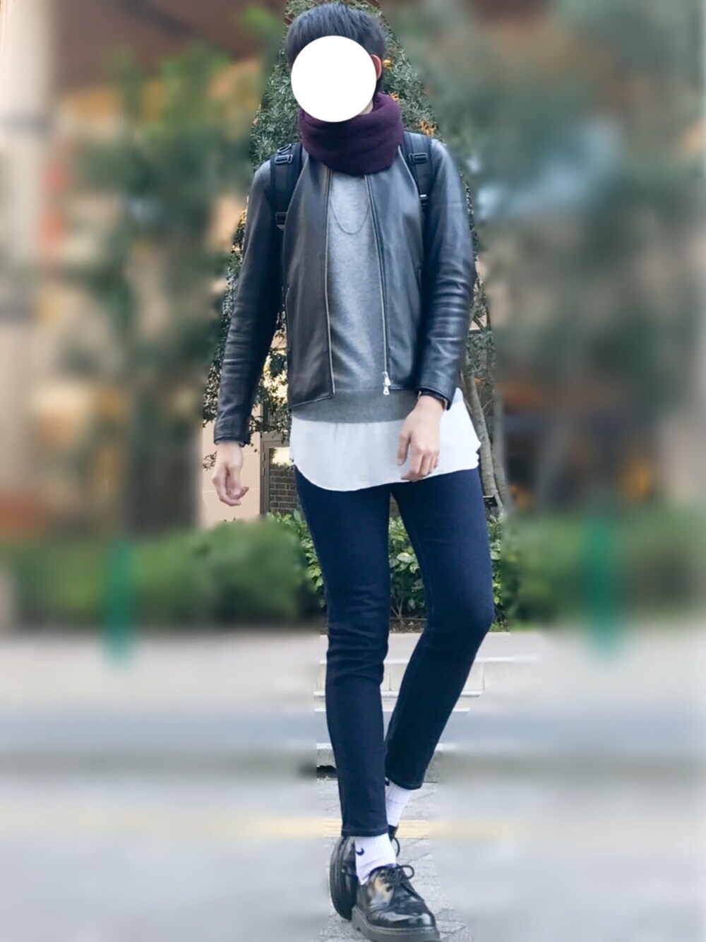 ブラック系のライダースジャケット、グレー系のニット/セーター、ホワイト系のTシャツ/カットソーを着用したメンズの冬コーディネートの1枚目の写真