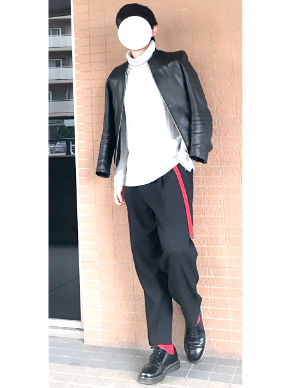 ブラック系のライダースジャケット、グレー系のニット/セーター、ブラック系のその他パンツを着用したメンズの冬コーディネートの1枚目の写真