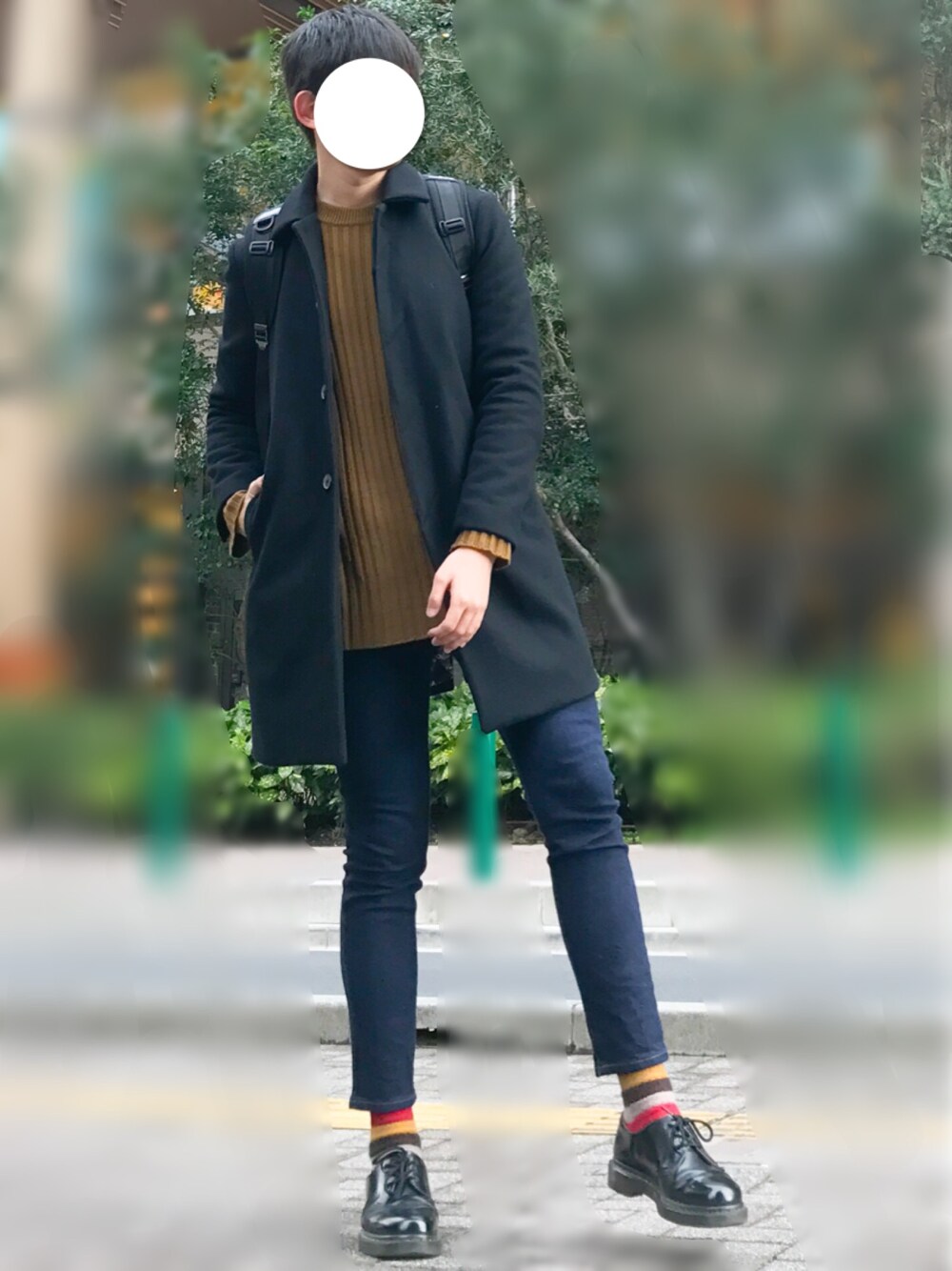 「カジュアル、シンプル、デニム、デニムパンツ、ステンカラーコート、冬、ロングニット、靴下屋、きれいめカジュアル、コート」｜「NUMBER (N)INEの【NUMBER (N)INE】≪STUDIOUS独占展開≫カシミアメルトンステンカラーコート（ステンカラーコート、ブラック系）」を使った、たちさん（メンズ・177cm）の春コーディネートの1枚目の写真