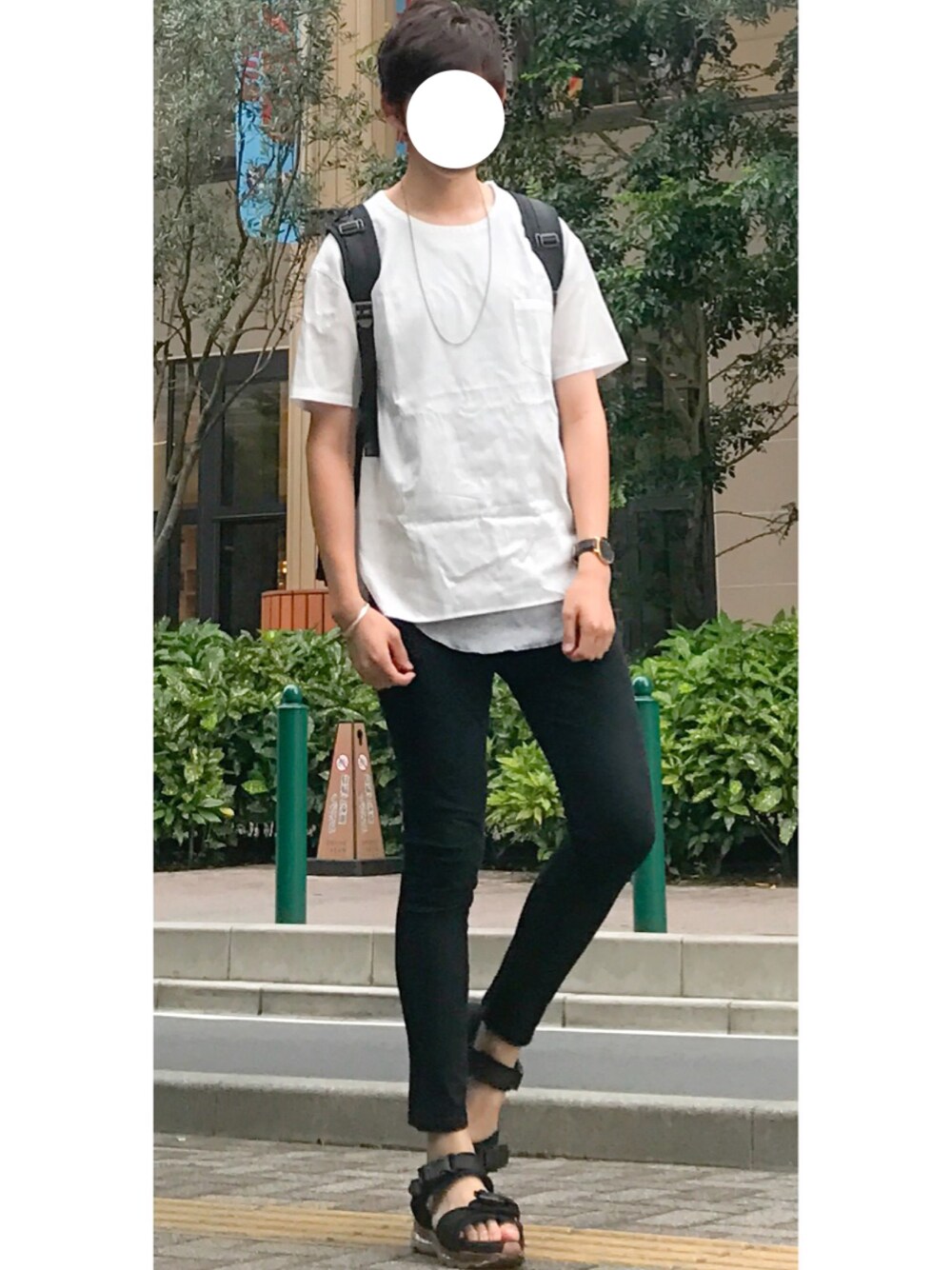 「夏、オトナカジュアル、ビッグT、きれいめカジュアル、黒スキニー、シンプルコーデ、シンプル、カジュアル、白Tシャツ、レイヤードスタイル」｜「STUDIOUSのヘビーウェイト プレミヤム タンク（タンクトップ、グレー系）」を使った、たちさん（メンズ・177cm）の夏コーディネートの1枚目の写真