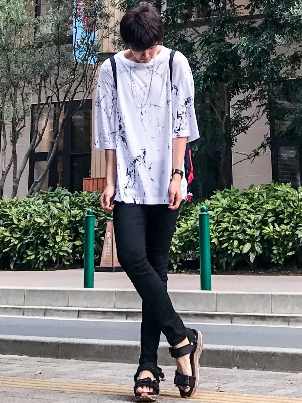 「シンプルコーデ、夏、休日スタイル、ラフ、スキニーデニム、モノトーン、ビッグT、ペイント、ビッグシルエット」｜「STUDIOUSのSTUDIOUS ランダムペイントビッグTシャツ【先行予約】（Tシャツ/カットソー、ホワイト系）」を使った、たちさん（メンズ・177cm）の夏コーディネートの1枚目の写真