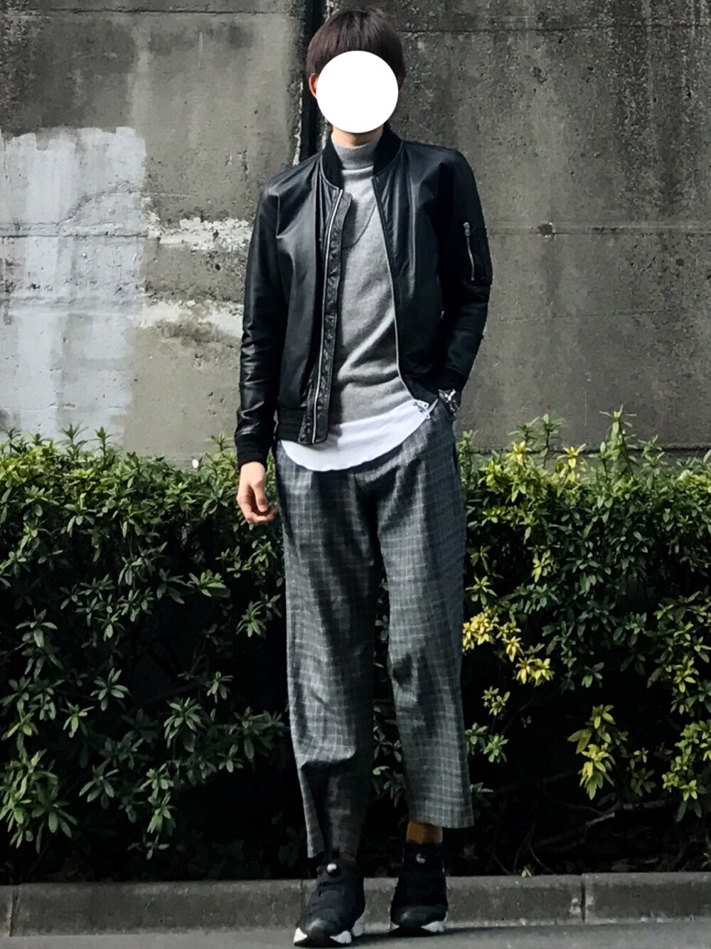 「gray、グレー、ワイドパンツ、チェックワイドパンツ、カシミヤ、レザージャケット、レザーMA-1、MA-1、レイヤードスタイル、カジュアル」｜「CIAOPANICの【Ciaopanic】　PIGMA-1（ブルゾン、ブラック系）」を使った、たちさん（メンズ・177cm）の冬コーディネートの1枚目の写真