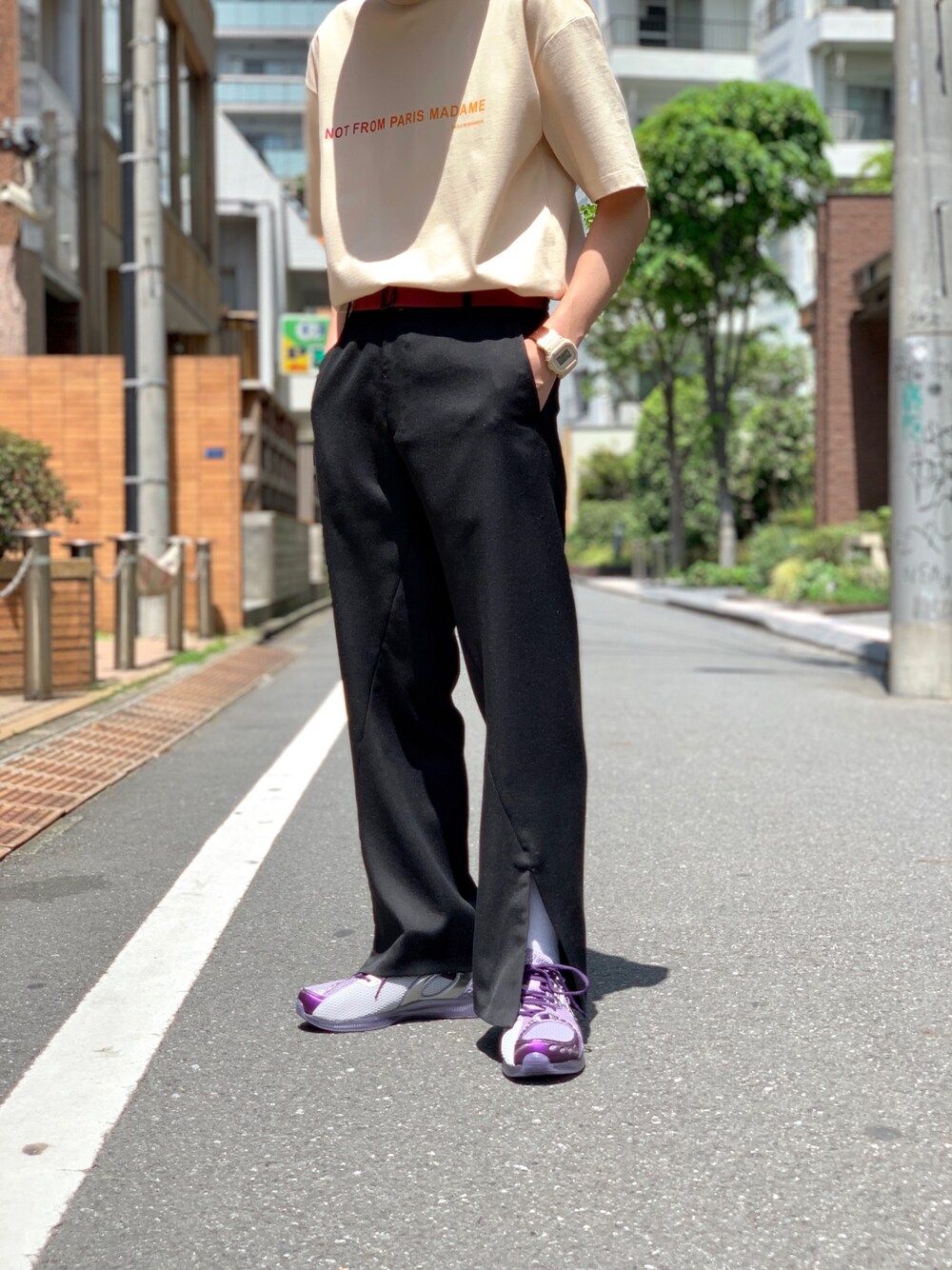 「TOIRONIER、トワロニエ、DROLE DE MONSIEUR、kiko kostadinov、吾亦紅、スリットパンツ、スラックス×スニーカー」｜「ToironierのToironier/トワロニエ/サイドシームレススリットパンツ（スラックス、ブラック系）」を使った、よっしーさん（メンズ・168cm）の春コーディネートの1枚目の写真