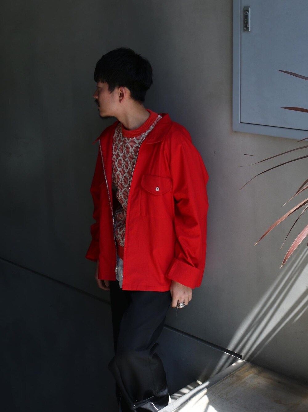 レッド系のブルゾンを着用したメンズの春コーディネートの1枚目の写真
