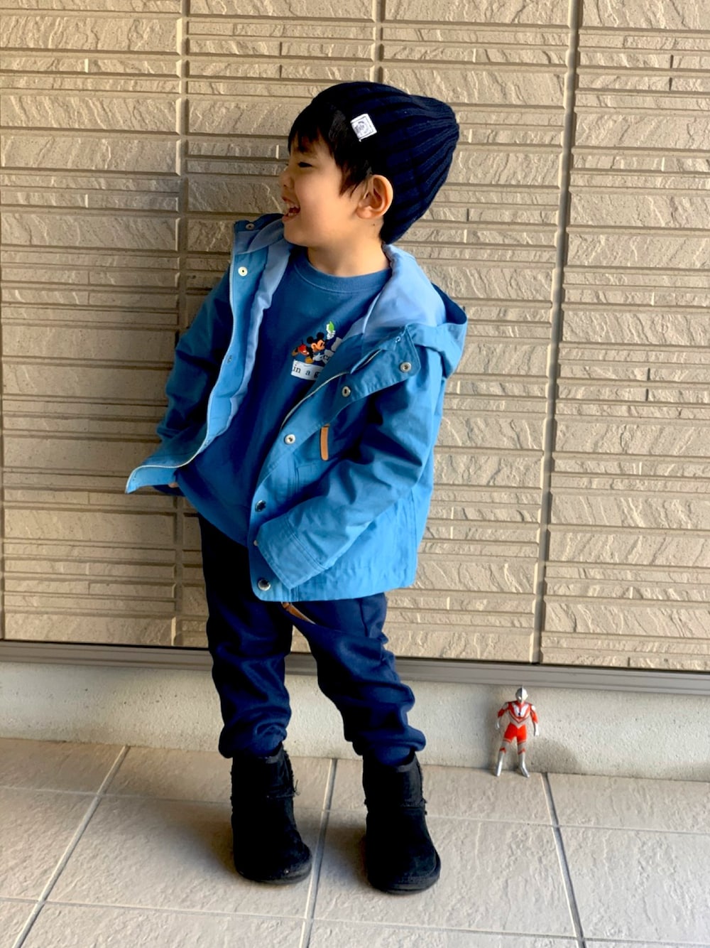 「キッズコーデ、男の子コーデ、ブルー、ブルーコーデ、春コーデ、3歳」｜「BEAMSのアイテム（ニットキャップ/ビーニー、ブルー系）」を使った、k.styleさん（キッズ・110cm）の冬コーディネートの1枚目の写真
