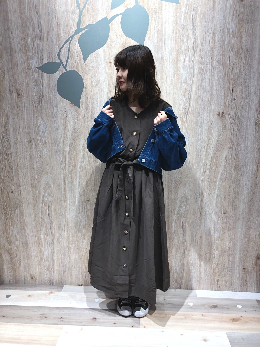 「オトナカジュアル、プチプラ、ラクチンコーデ、秋コーデ、グリーンパークス、ootd、ジージャン、ブラウン、greenparks」｜「Green　Parksの・ELENCARE DUE イロイロボタンワンピース（ワンピース、ブラウン系）」を使った、たみゅーさん（レディース・153cm）の秋コーディネートの1枚目の写真