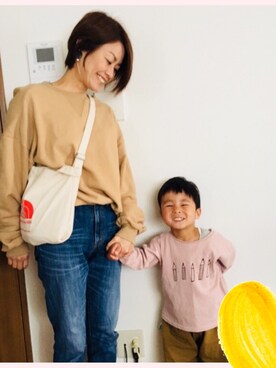 「DHOLIC（ディーホリック）の10COLORSアンバランスヘムスウェットプルオーバー（スウェット）」を使った、AKINAさん（レディース・157cm）の春コーディネート