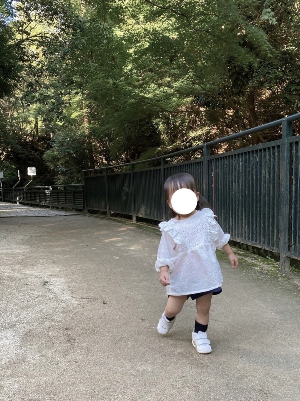 「キッズコーデ、女の子、1歳、女の子コーデ、プチプラ、プティマイン、babygap」｜「petit mainのアイテム（Tシャツ/カットソー、ホワイト系）」を使った、n*naさん（キッズ・80cm）の秋コーディネートの1枚目の写真