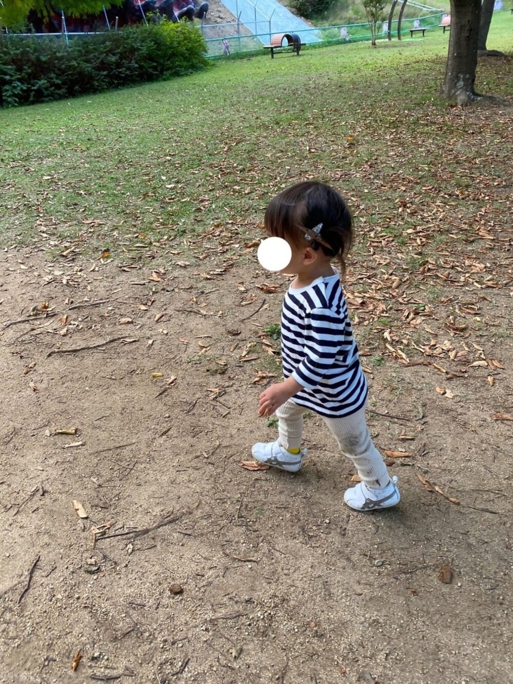 「キッズコーデ、女の子、女の子コーデ、1歳、無印良品、ボーダーカットソー、公園スタイル、保育園コーデ」｜「無印良品のアイテム（Tシャツ/カットソー、その他）」を使った、n*naさん（キッズ・80cm）の秋コーディネートの1枚目の写真