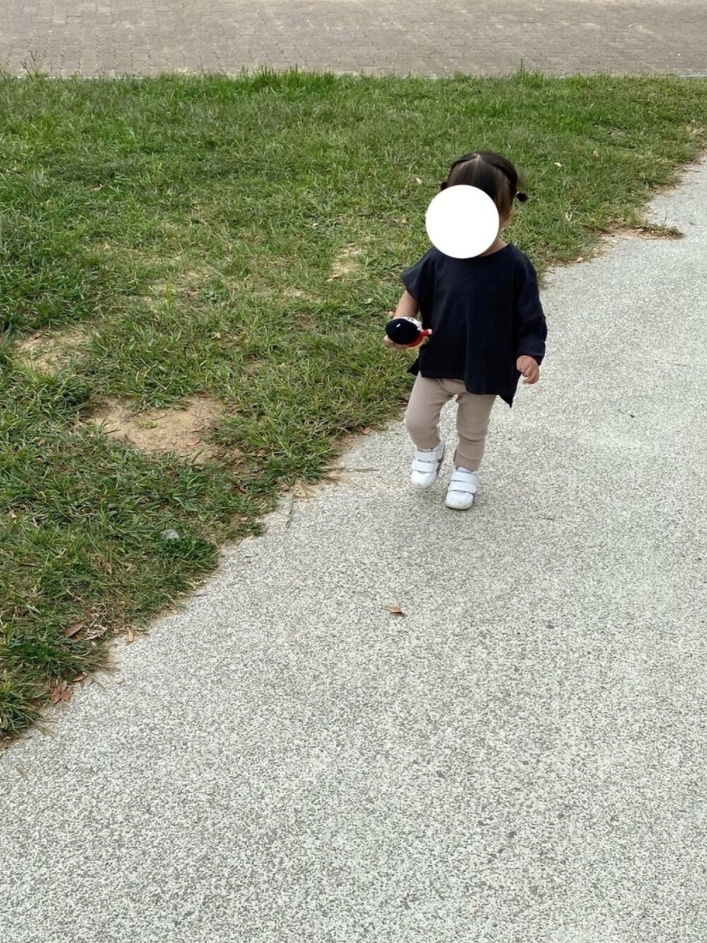 「キッズコーデ、女の子、女の子コーデ、1歳、ペアマノン、韓国子供服、レギンス」｜「pairmanonの【プレミアムコットン100】ビッグシルエット プリント バイカラー ポケット付き 長袖 ロングスリーブ Tシャツ  袖リブ カットソー ロンT（Tシャツ/カットソー、ブラック系）」を使った、n*naさん（キッズ・80cm）の秋コーディネートの1枚目の写真