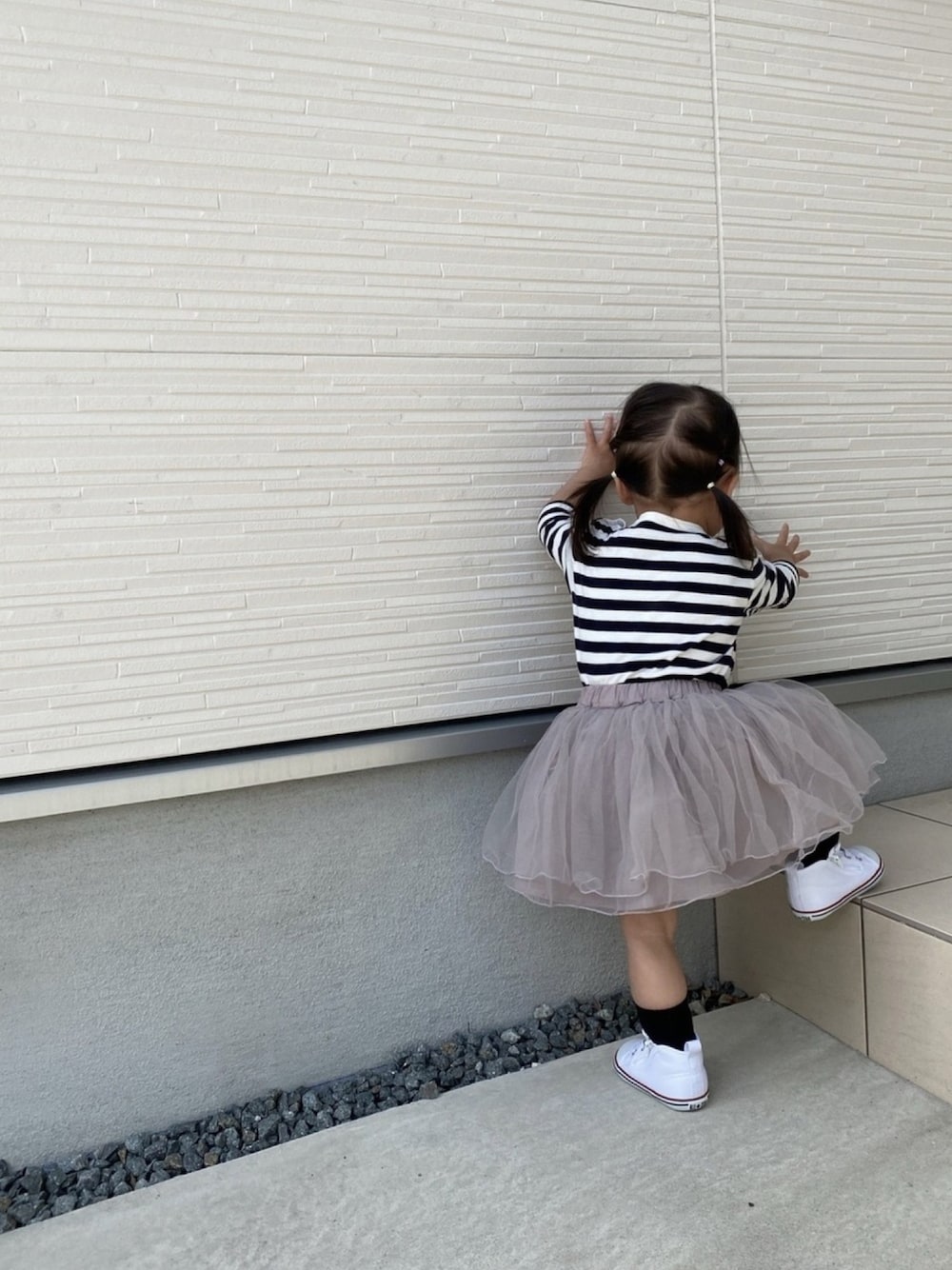 「秋コーデ、キッズコーデ、女の子、ボーダー、無印良品、チュールスカート、プティマイン、コンバース」｜「無印良品のアイテム（Tシャツ/カットソー、その他）」を使った、n*naさん（キッズ・80cm）の秋コーディネートの1枚目の写真