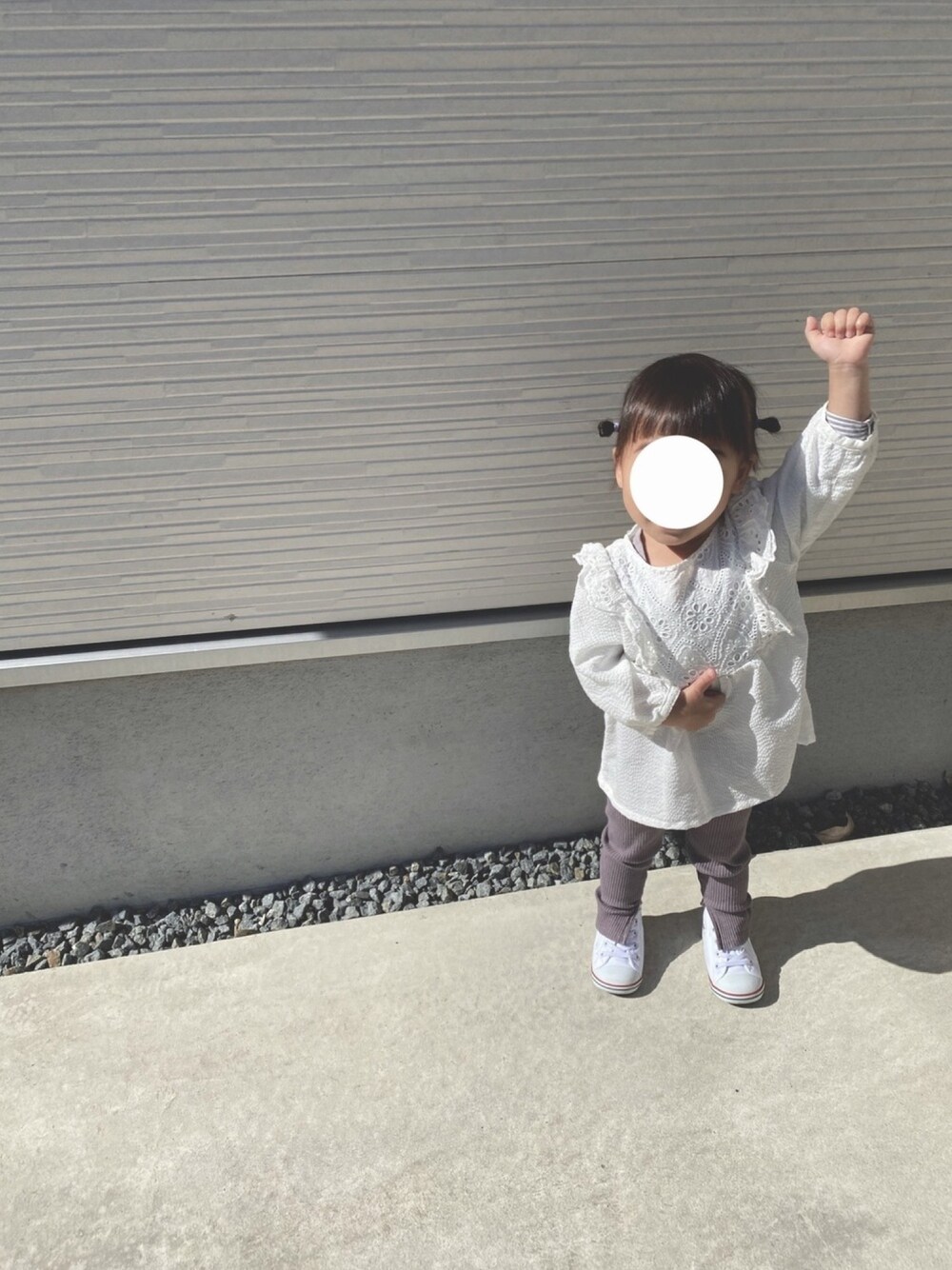 「キッズコーデ、1歳、女の子、女の子コーデ、プティマイン、petit main、レギンス、休日スタイル」｜「petit mainのレースヨークブラウス（シャツ/ブラウス、ホワイト系）」を使った、n*naさん（キッズ・90cm）の秋コーディネートの1枚目の写真