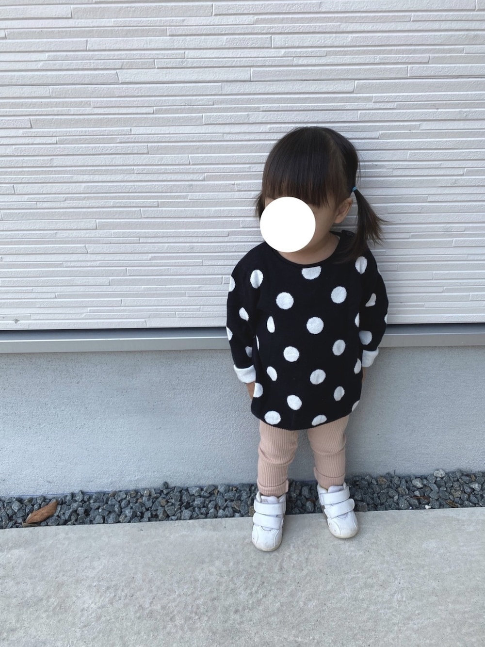 「女の子、女の子コーデ、1歳、H&M、ドット、韓国子供服、休日コーデ、保育園コーデ」｜「H&Mのアイテム（ニット/セーター、ブラック系）」を使った、n*naさん（キッズ・80cm）の秋コーディネートの1枚目の写真