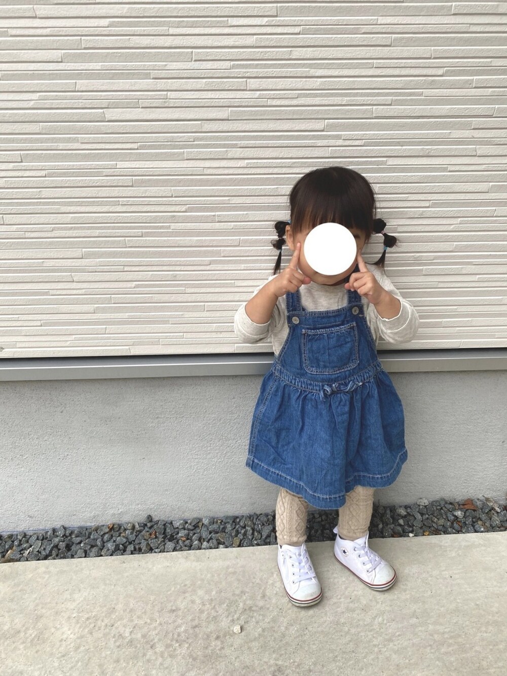 「キッズファッション、女の子、女の子コーデ、H&M、GAP、babygap、ジャンパースカート、ユニクロ、コンバース オールスター」｜「babyGAPのアイテム（ジャンパースカート、ブルー系）」を使った、n*naさん（キッズ・80cm）の秋コーディネートの1枚目の写真