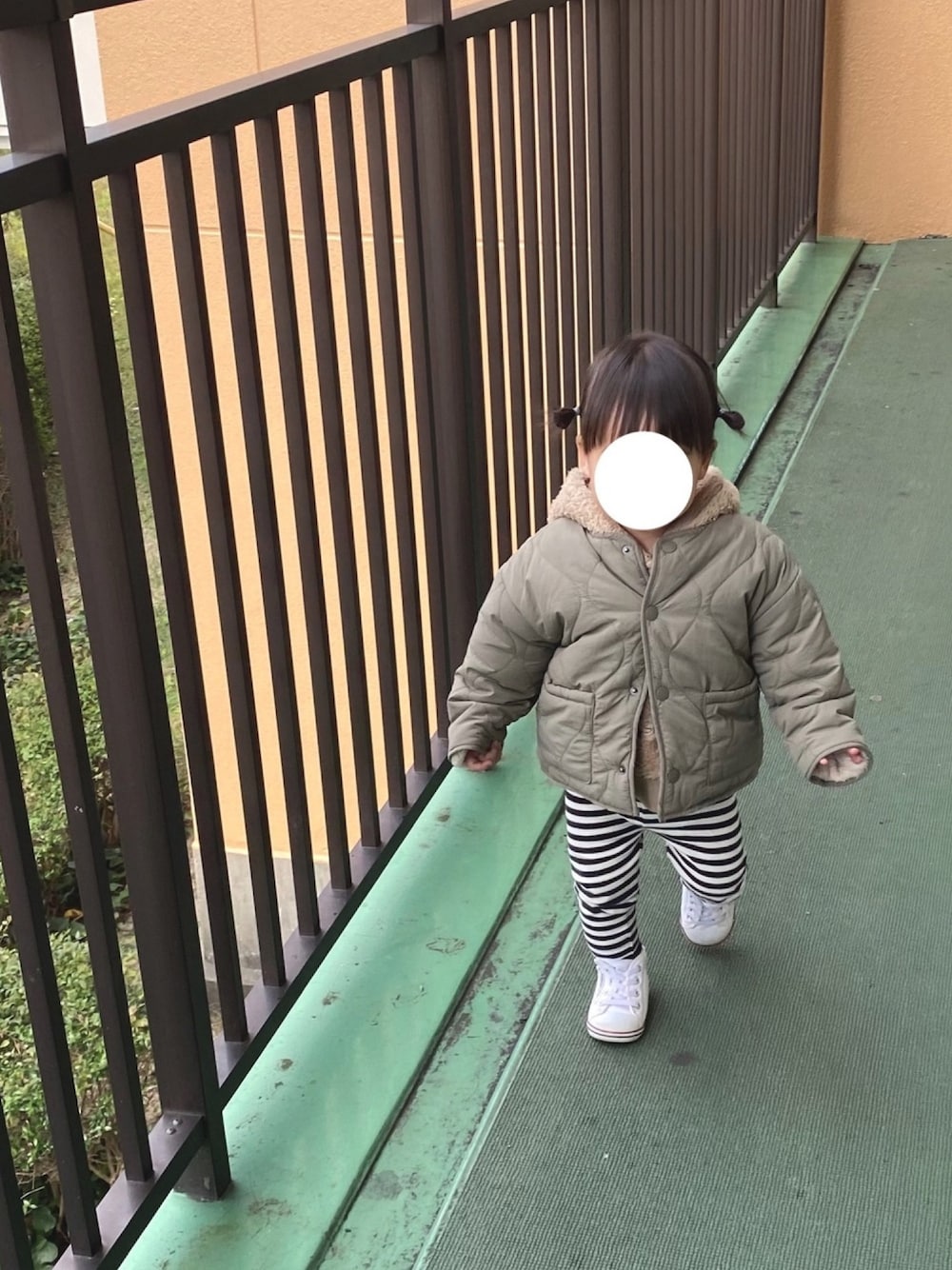 「女の子コーデ、1歳、キッズコーデ、ZARA、ザラキッズ、レギンス、クリスマス」｜「ZARAのアイテム（ジャケット/アウター、グリーン系）」を使った、n*naさん（キッズ・80cm）の冬コーディネートの1枚目の写真