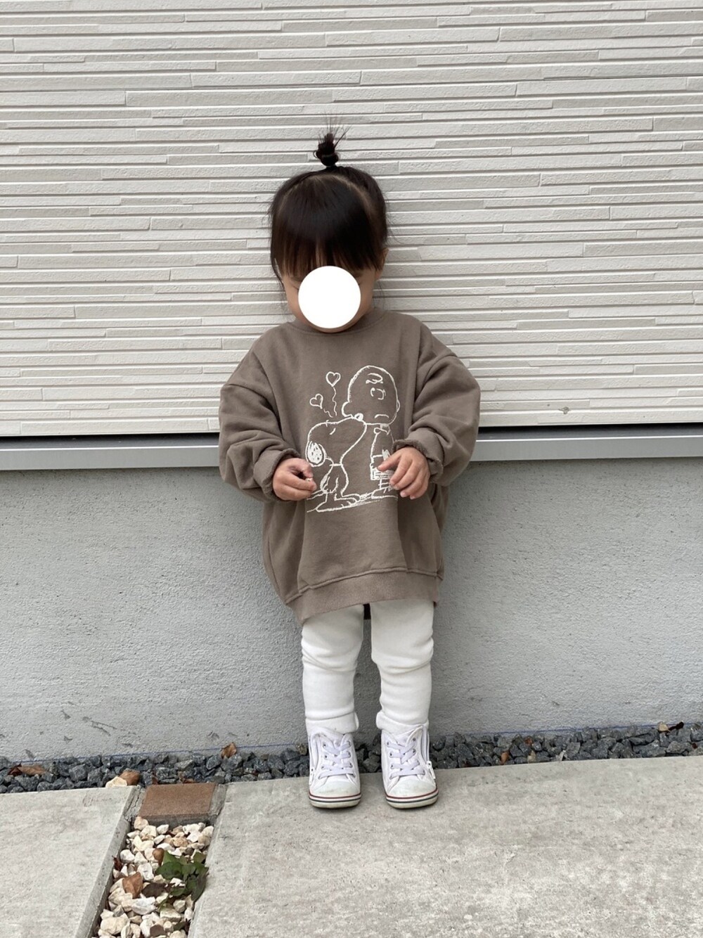 「キッズコーデ、韓国子供服、スヌーピー、レギンス、おだんごヘアー、一歳、女の子、女の子コーデ」｜「韓国子供服のアイテム（スウェット、ベージュ系）」を使った、n*naさん（キッズ・80cm）の冬コーディネートの1枚目の写真