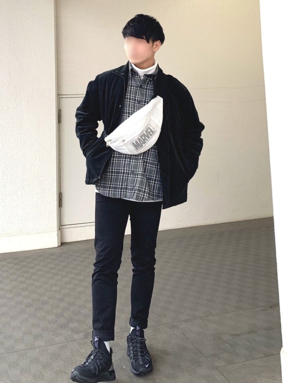 ブラック系のスニーカー、ブラック系のその他パンツ、ブラック系のブルゾンを着用したメンズの冬コーディネートの1枚目の写真