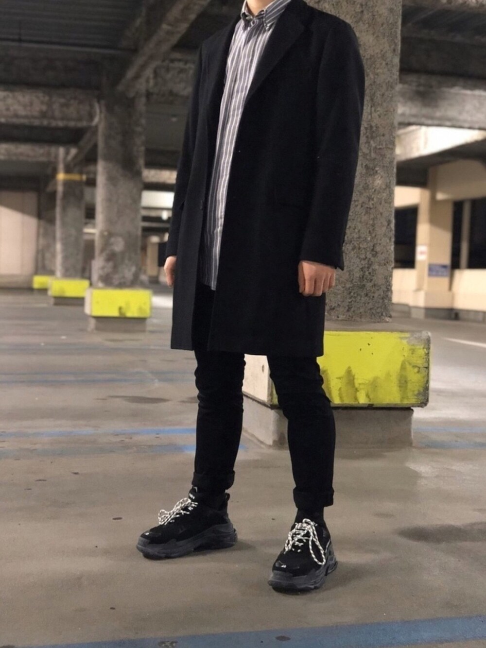 「green label relaxing、versace、GU、BALENCIAGA、balenciaga triple s、チェスターコート、ストライプ、スキニー、ダッドスニーカー、ブラック」｜「green label relaxingのW/CA チェスターコート◆（チェスターコート、ブラック系）」を使った、だだださん（メンズ・170cm）の冬コーディネートの1枚目の写真