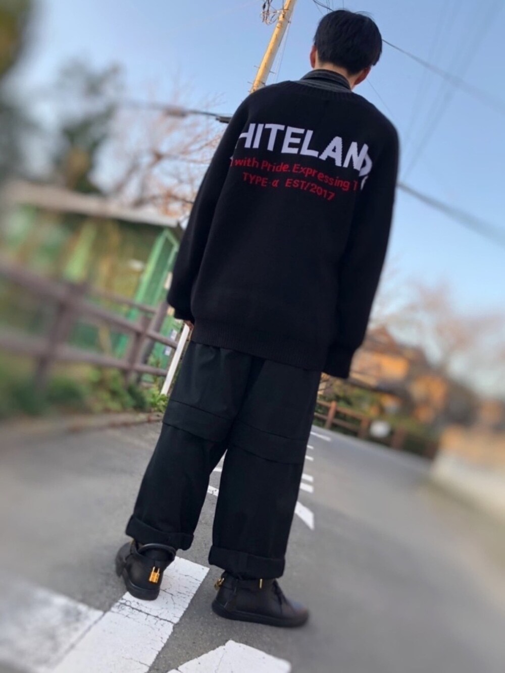 ブラック系のカーディガン/ボレロ、ブラック系のその他パンツ、ブラック系のスニーカーを着用したメンズの春コーディネートの1枚目の写真