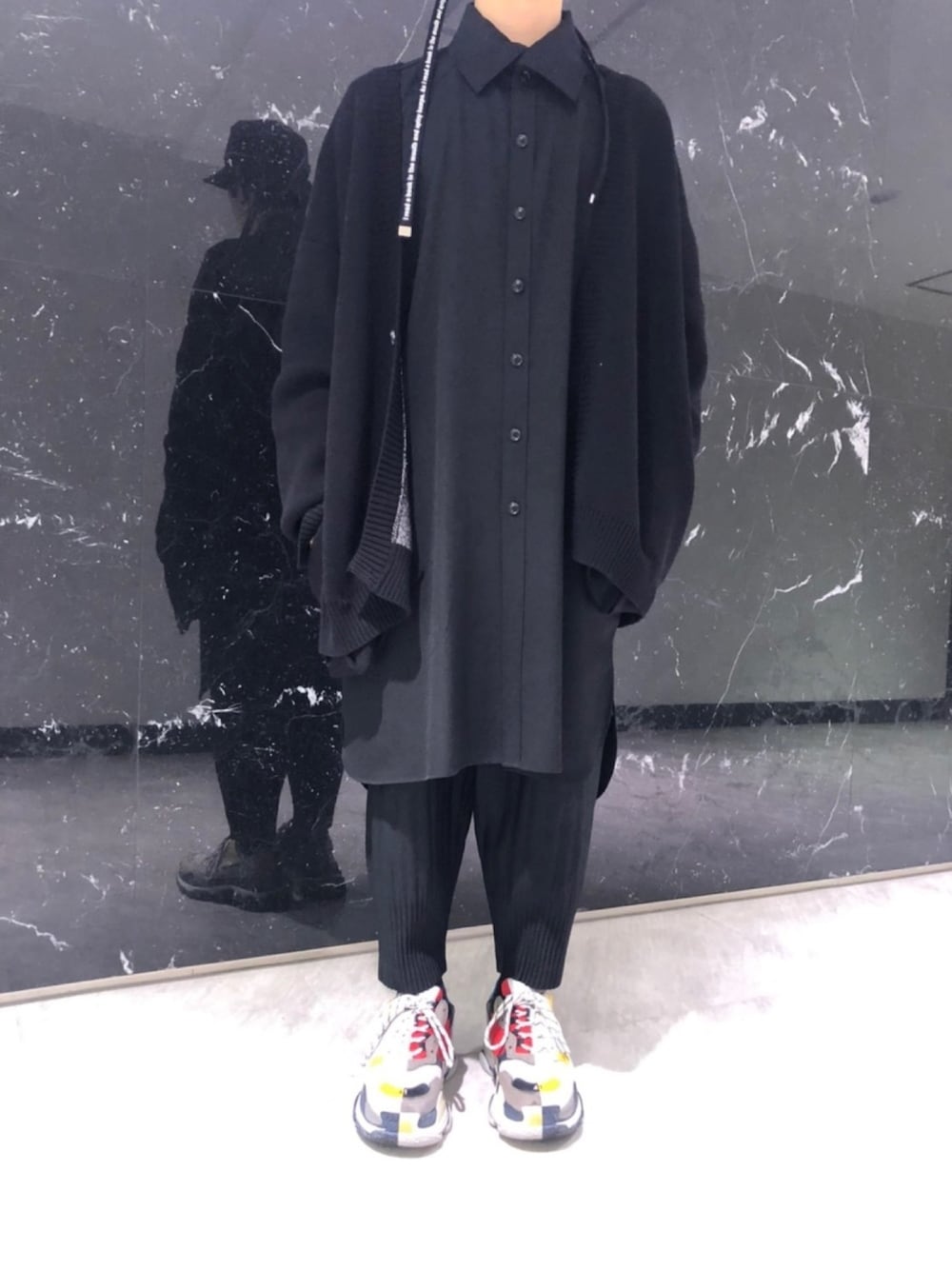 ベージュ系のスニーカー、ブラック系のパンツ、ブラック系のシャツ/ブラウスを着用したメンズの春コーディネートの1枚目の写真