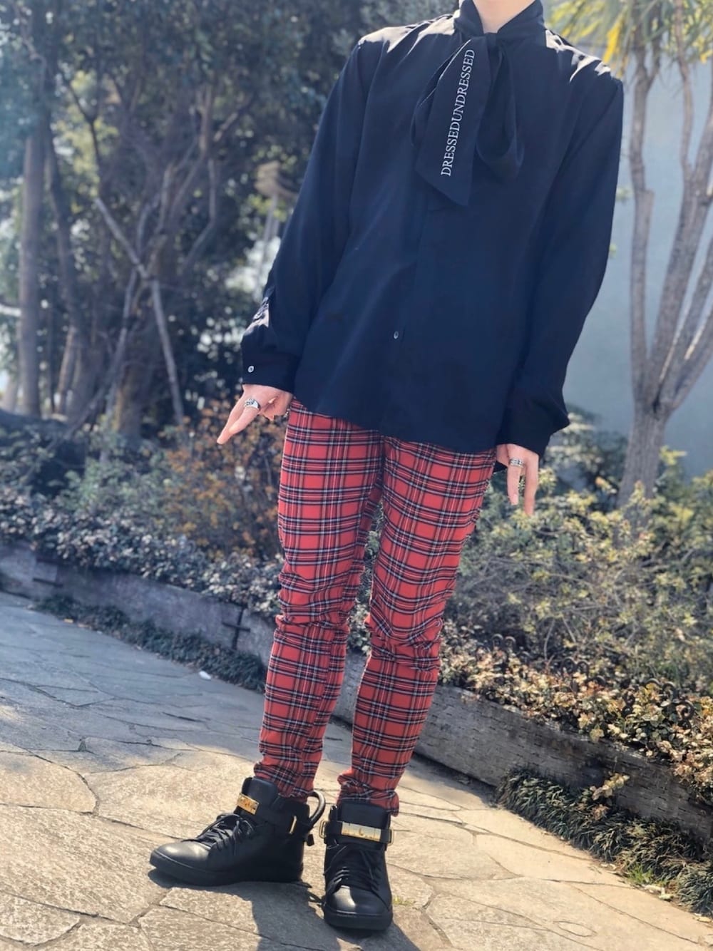 「DRESSEDUNDRSSED、H&M、Buscemi、ドレスドアンドレスド、ボウタイブラウス、ボウタイシャツ、ボウタイ、チェックパンツ、チェックスキニー、スキニー」｜「BUSCEMIのBUSCEMI 『100MM』ミッドカットスニーカー（スニーカー、ブラック系）」を使った、だだださん（メンズ・170cm）の春コーディネートの1枚目の写真
