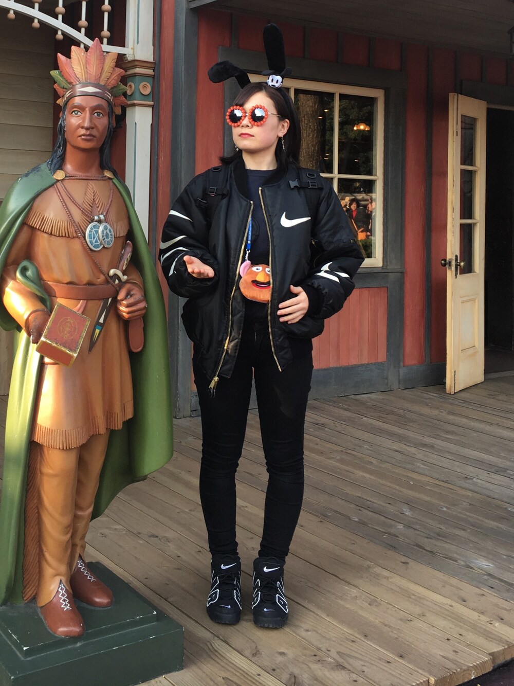 「モアテン女子、ストリート系、東京ディズニーランド」｜「NIKEのアイテム（ジャケット/アウター、ブラック系）」を使った、ミ  ホさん（レディース・165cm）の春コーディネートの1枚目の写真