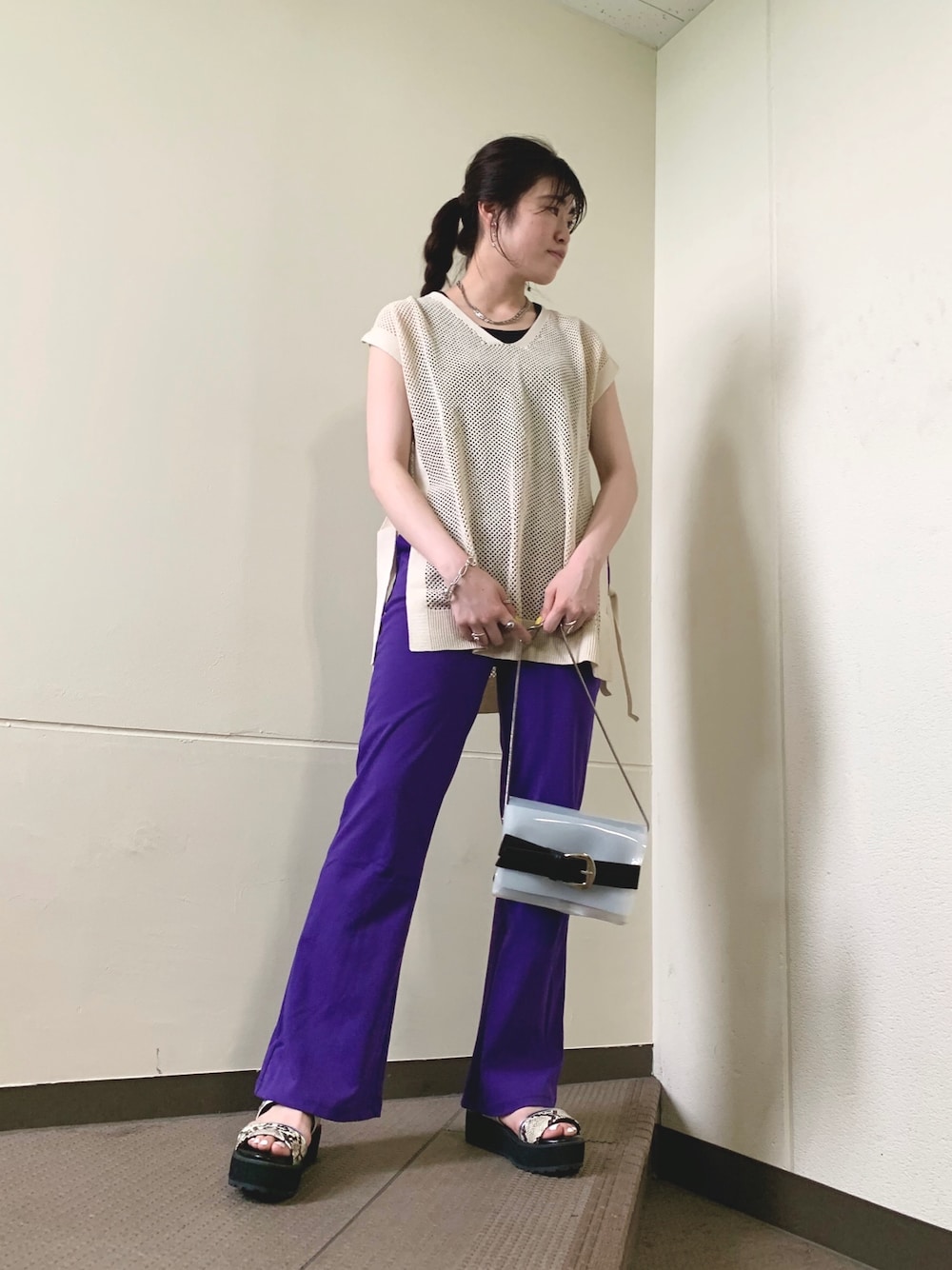 ベージュ系のベスト、ブラック系のタンクトップ、パープル系のその他パンツを着用したレディースの夏コーディネートの1枚目の写真