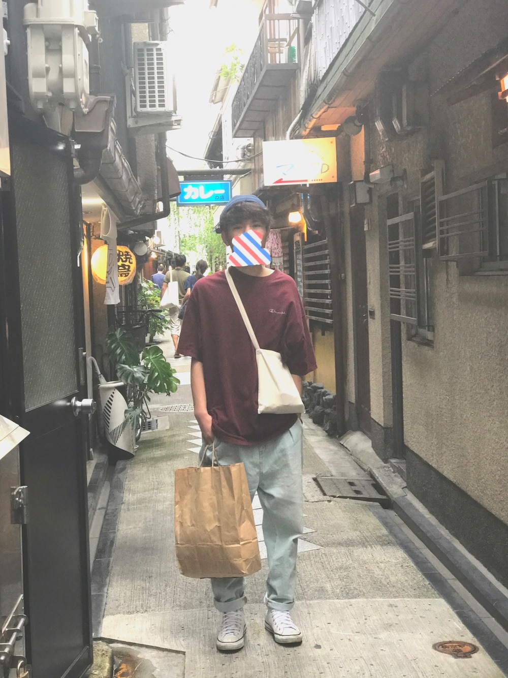 「古着、古着MIX、チャンピオン、GU、コンバース、ハイカットスニーカー、Tシャツ、シンプル」｜「no brandのアイテム（バッグ、ベージュ系）」を使った、白石さん（メンズ・165cm）の夏コーディネートの1枚目の写真