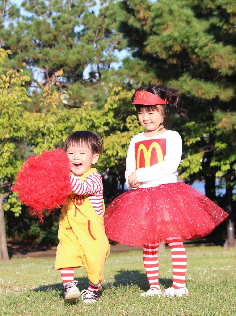 「wearhalloween2019、キッズコーデ、姉妹コーデ、キッズファッション、ハロウィン、ハロウィンコーデ、ハロウィンパーティー、halloween、USJ、マクドナルド」｜「H&Mのアイテム（オールインワン・サロペット、イエロー系）」を使った、miharuさん（キッズ・80cm）の秋コーディネートの1枚目の写真