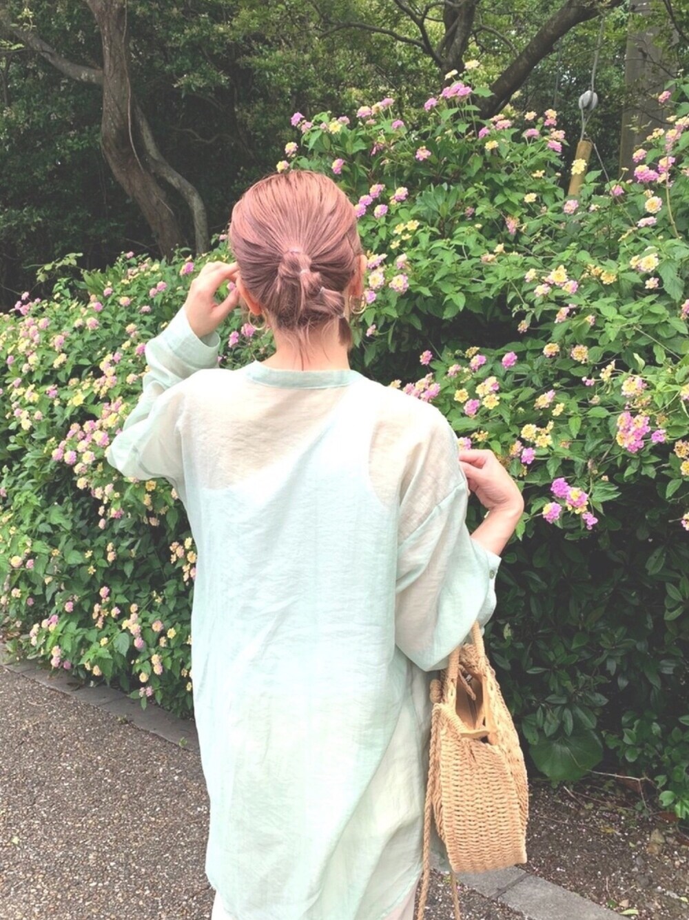 「シースルー、シアーシャツ、シアーワンピース、シア―ブラウス、ママコーデ、ママファッション、ヘアアレンジ、たまねぎヘアー、ootd、シャツ好き集まれ」｜「notch.のシアーロングシャツワンピース（シャツワンピース、グリーン系）」を使った、miharuさん（レディース・155cm）の夏コーディネートの1枚目の写真